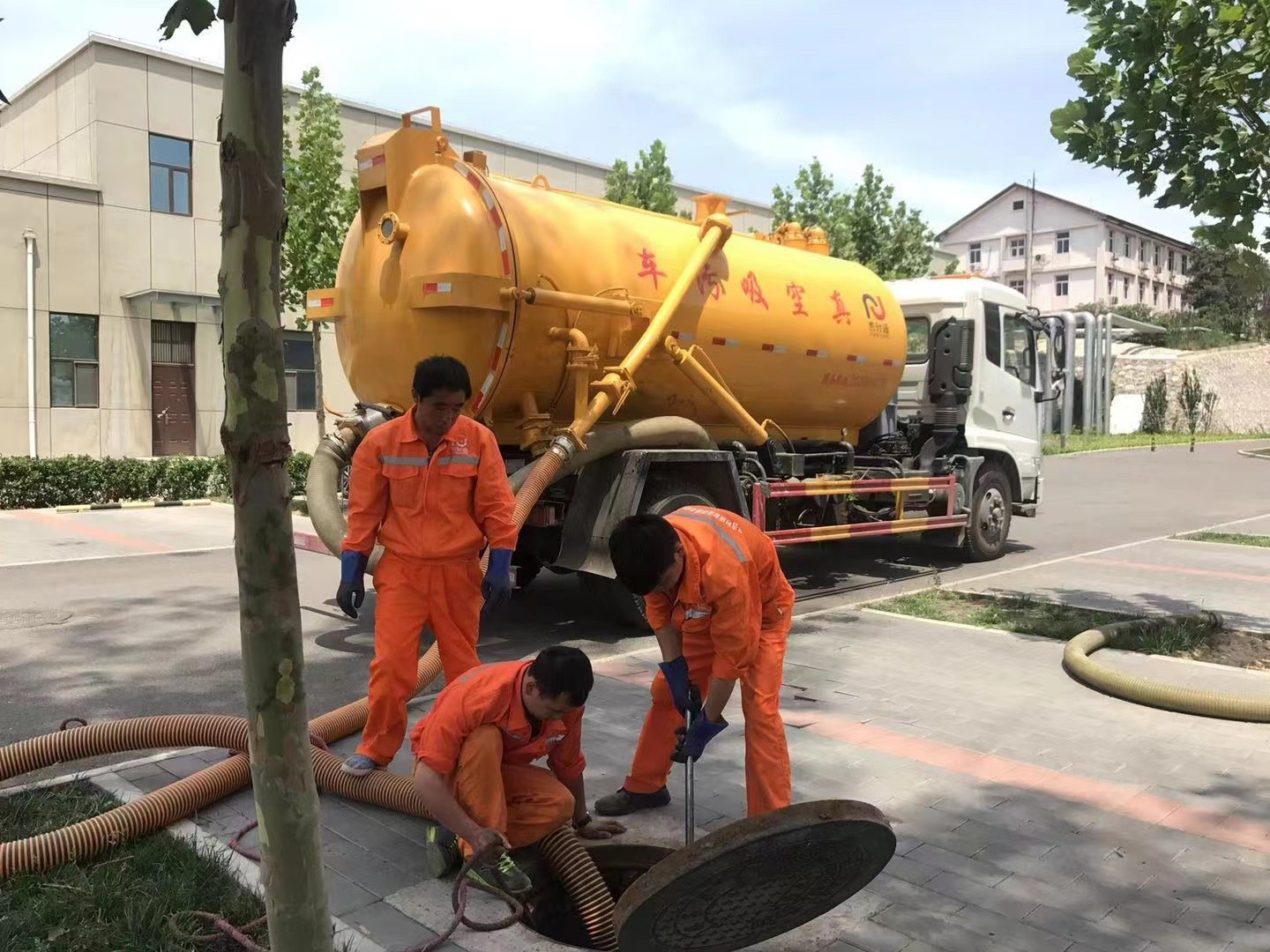 城西管道疏通车停在窨井附近