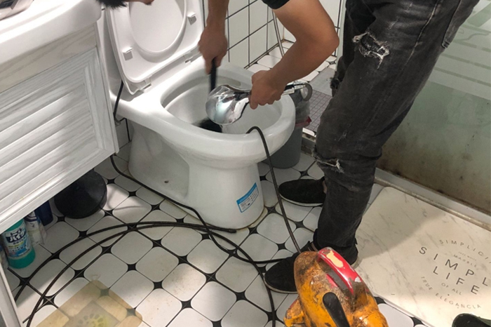 城西马桶堵塞自己疏通还是找师傅？专业上门服务让你省时更省心